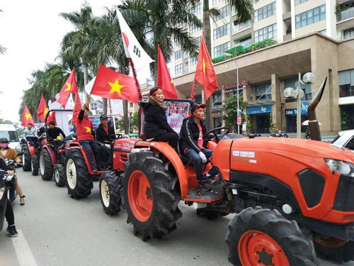 Độc đáo đoàn máy cày diễu phố Thủ đô cổ vũ Việt Nam vô địch