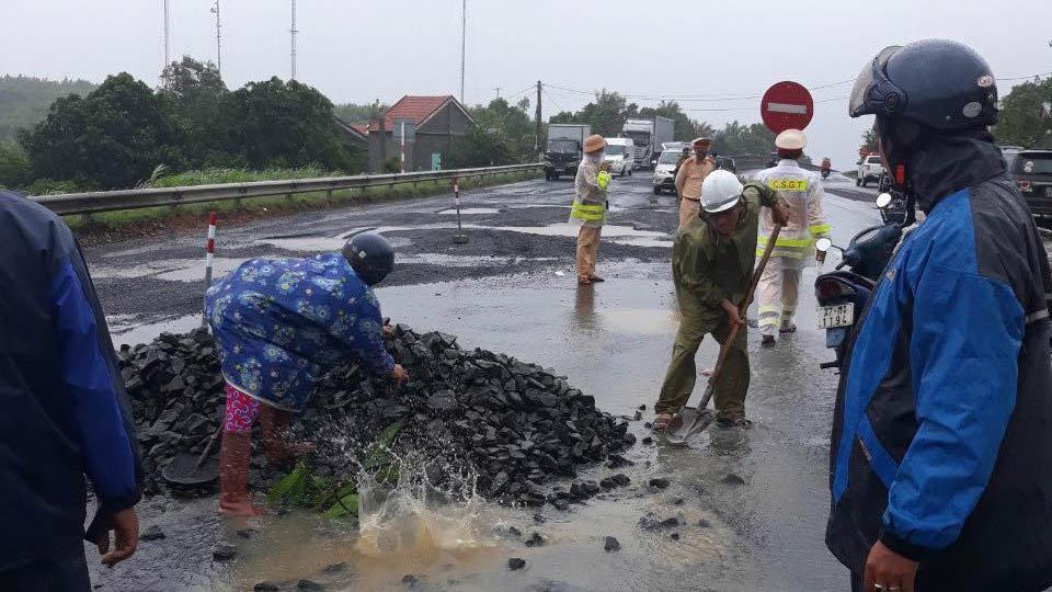 Xử lý ổ gà 'vô cảm': Đình chỉ chỉ huy công trường, cấm cửa 6 nhà thầu