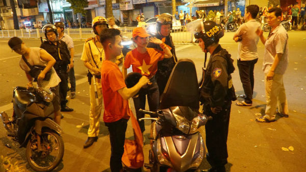 Hơn 100 xe máy bị tạm giữ sau 'bão' đêm mừng Việt Nam vô địch