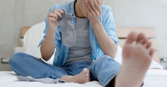 Thanh niên bị bệnh nặng vì ngửi tất thối mỗi ngày