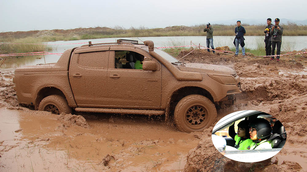 Bóng hồng cưỡi xe luồn lách vượt đường bùn ở Hạ Long