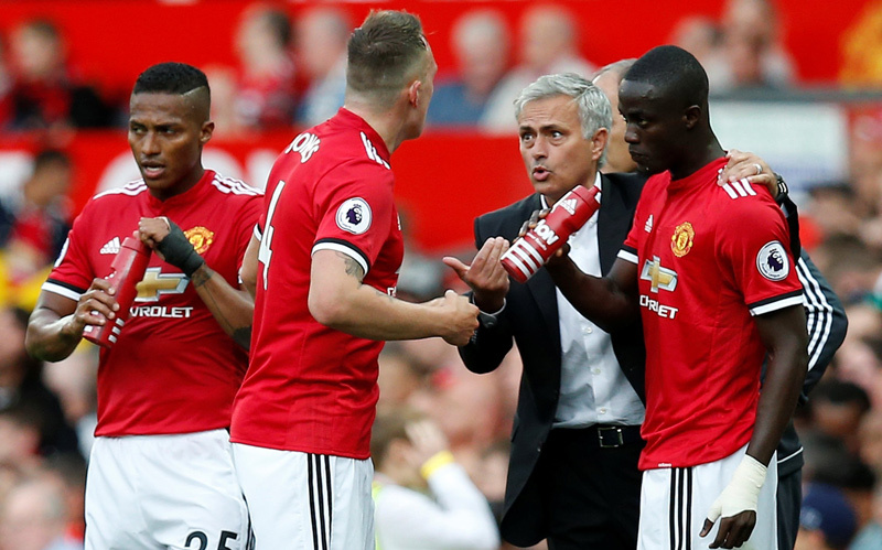Cầu thủ MU làm phản Mourinho, Arsenal chơi canh bạc lớn