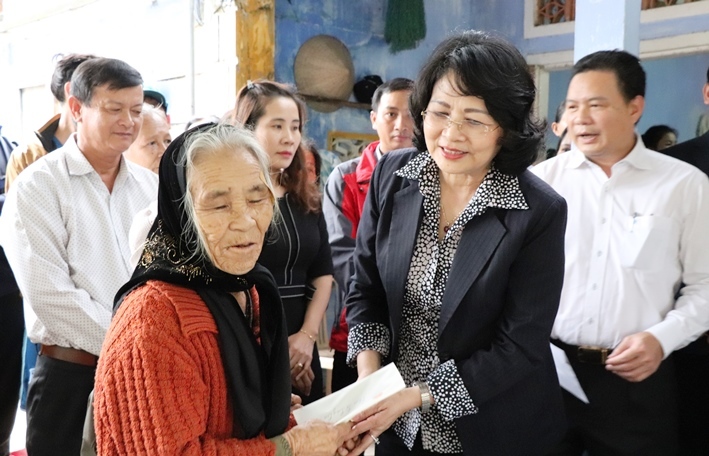 Phó Chủ tịch nước trao 500 ngôi nhà cho người nghèo miền Trung