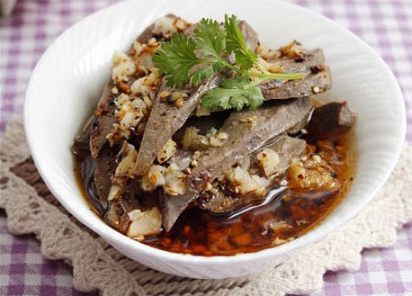 Trổ tài làm đĩa gan lợn sốt tỏi cay tuyệt ngon