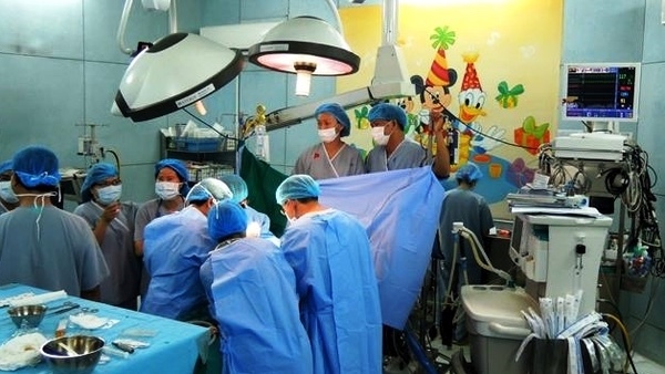 Bé gái 3 tuổi nguy kịch vì vỡ mạch máu não hiếm gặp