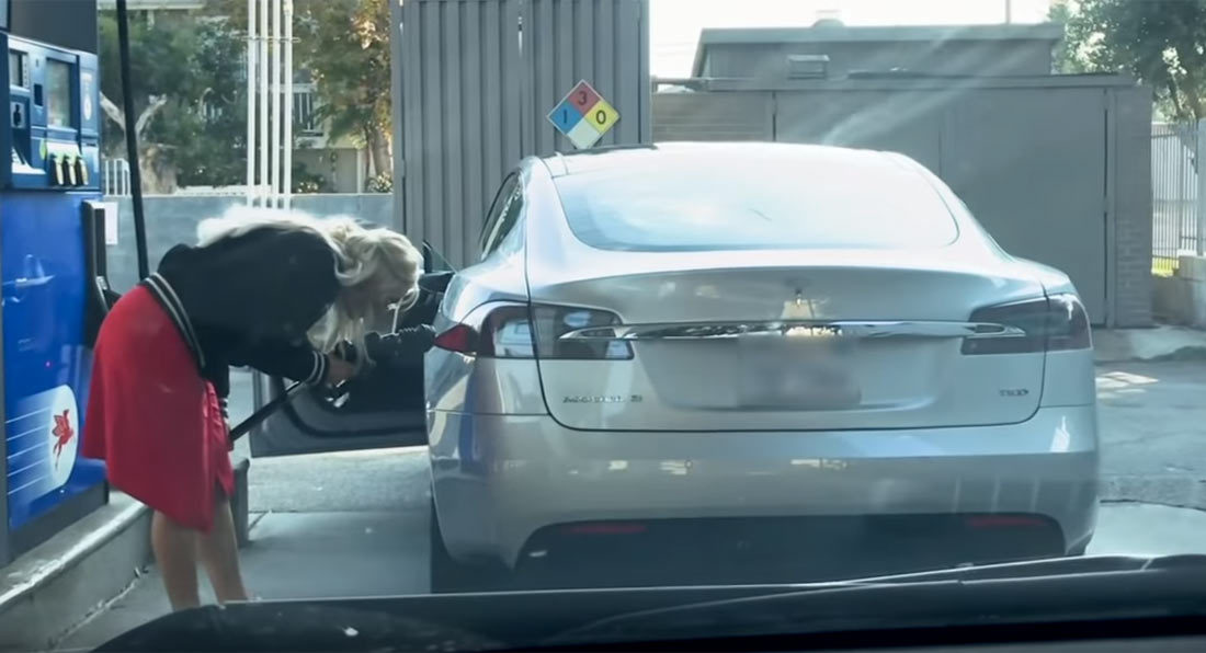 Sặc cười: Cô gái sành điệu quyết đổ xăng cho ô tô điện Tesla