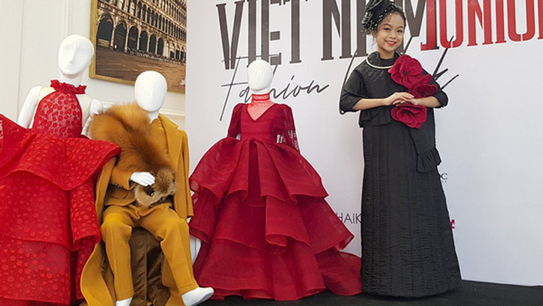 Hơn 400 người mẫu nhí trình diễn thời trang quảng bá du lịch Việt Nam