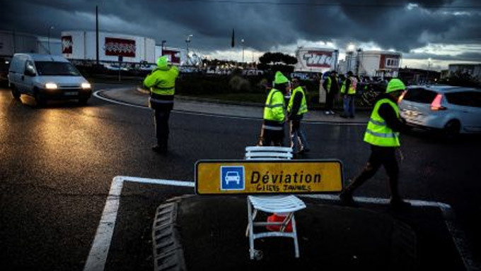 Người biểu tình Pháp chiếm đường cao tốc, đốt phá trạm thu phí