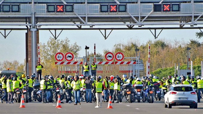 Người biểu tình Pháp chiếm đường cao tốc, đốt phá trạm thu phí