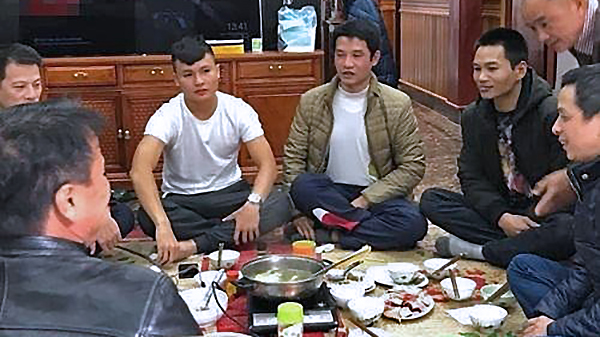 Sau chiến thắng, cầu thủ Quang Hải giản dị về thăm nhà