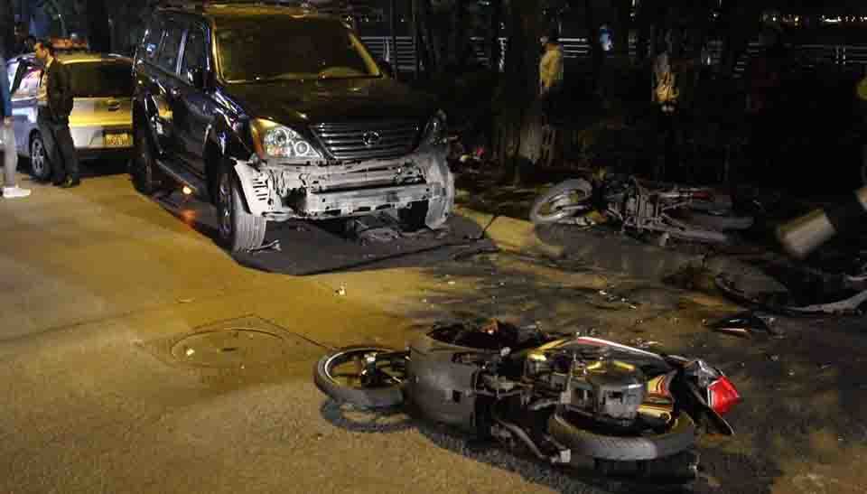 Danh tính nữ tài xế Lexus đâm loạt xe la liệt ven hồ Tây