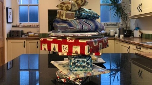 Chuẩn bị quà Giáng sinh 14 năm cho bé gái hàng xóm