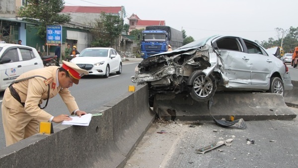 Xế hộp nát bét sau va chạm với xe đầu kéo, 2 người nhập viện