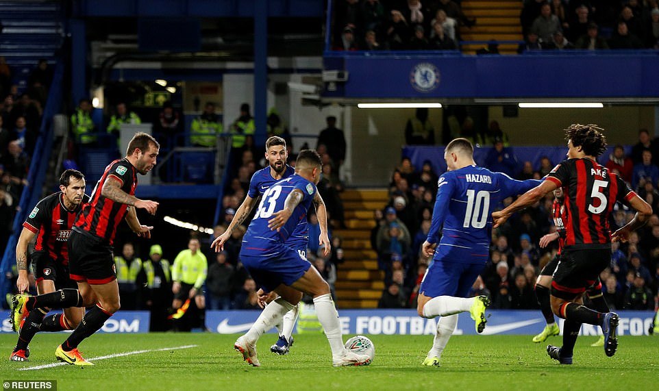 Hazard ghi bàn may mắn, Chelsea vào bán kết Cúp Liên đoàn