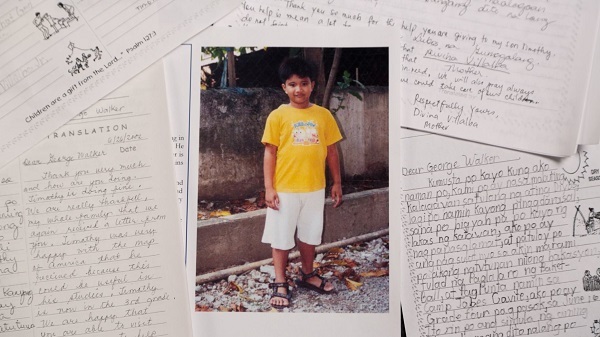 Cậu bé Philippines được Bush 'cha' bảo trợ và gửi thư tay