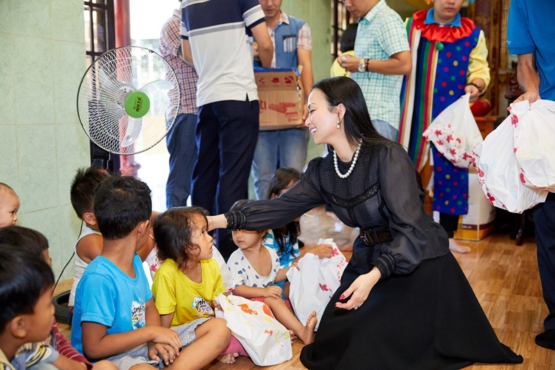 Vợ tỷ phú Chính Chu về Việt Nam làm từ thiện cùng mẹ
