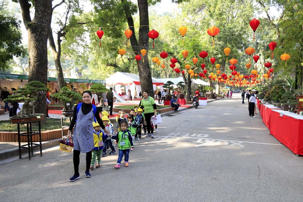 Say sưa chụp ảnh miễn phí ở đường hoa đẹp mê ly giữa Thủ đô