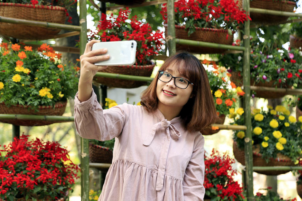 Say sưa chụp ảnh miễn phí ở đường hoa đẹp mê ly giữa Thủ đô