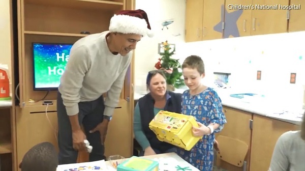 Obama làm ông già Noel phát quà cho bệnh nhân nhí
