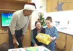 Obama làm ông già Noel phát quà cho bệnh nhân nhí