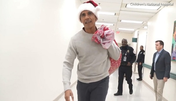 Obama làm ông già Noel phát quà cho bệnh nhân nhí