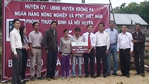 Agribank Krông Pa trao nhà đại đoàn kết cho hộ nghèo