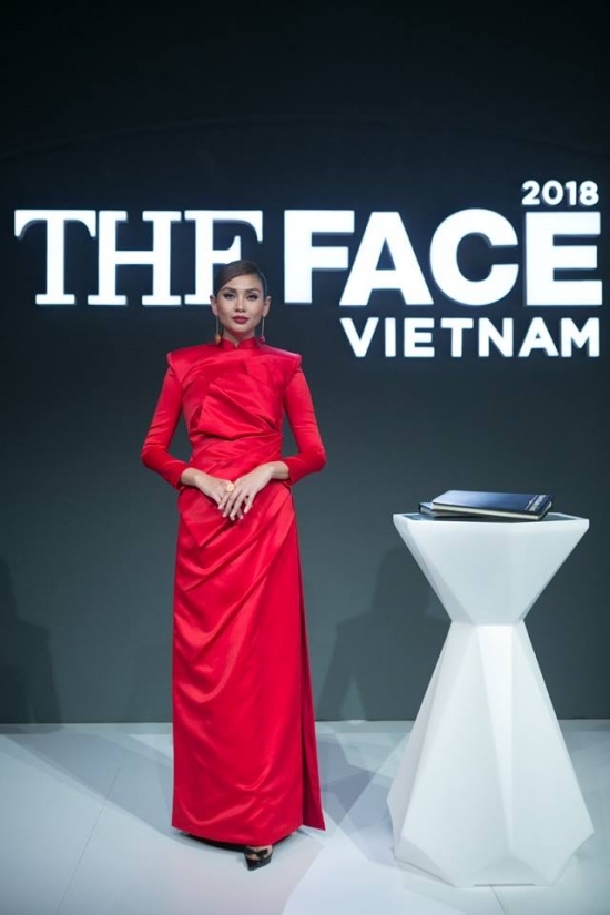 Phong cách 'tắc kè hoa' của Võ Hoàng Yến tại The Face 2018 Phong cách 'tắc kè hoa' của Võ Hoàng Yến tại The Face 2018