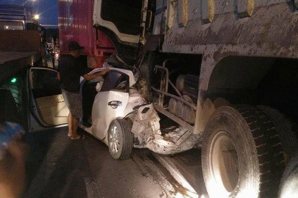 Tông xe liên hoàn ở dốc cầu Phú Mỹ, ô tô con bị đè bẹp dúm