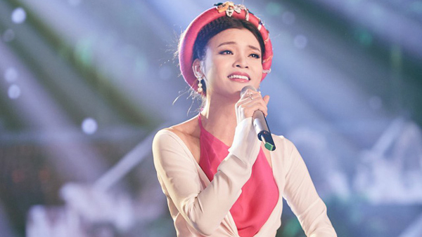 Ca sĩ Phương Thảo hát trong chương trình 'Niềm tin Việt Nam'
