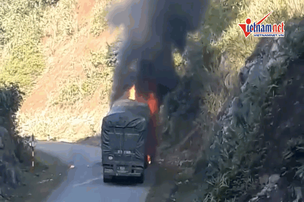 Cháy nghi ngút xe tải chở gạo hỗ trợ người nghèo