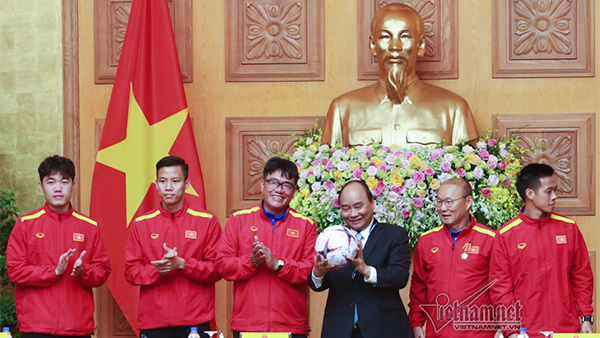Món quà đặc biệt thầy trò HLV Park Hang Seo tặng Thủ tướng