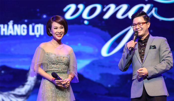 Uyên Linh 'tinh quái' với câu hỏi xoáy của MC Lê Anh ở show Vũ Thắng Lợi