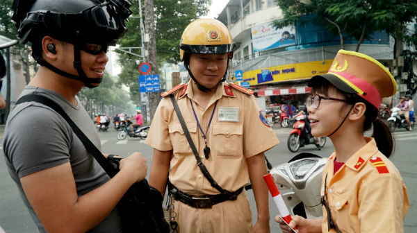 Một ngày làm cảnh sát giao thông của học trò Sài Gòn