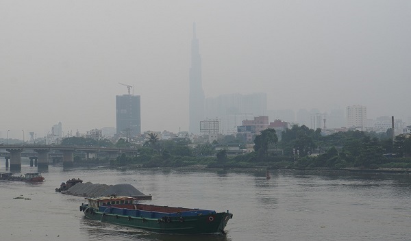 Sài Gòn mờ sương từ sáng đến tối, cứ ra đường là cay mắt