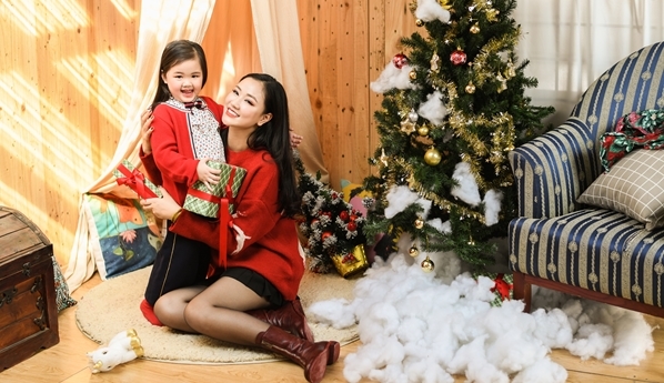 Maya đón Giáng sinh bên con gái 4 tuổi