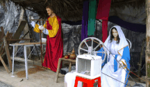 Hang đá vui nhất mùa Giáng sinh: Thánh Giuse xẻ gỗ, Đức Mẹ dệt vải
