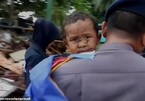 Bé trai Indonesia sống sót sau 12 tiếng bị chôn vùi vì sóng thần