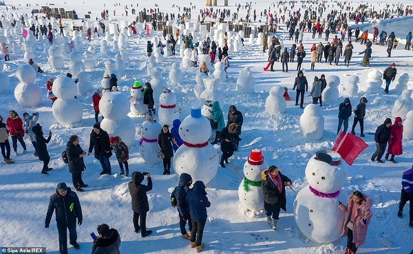 Dân Trung Quốc đua nhau đắp hàng ngàn người tuyết
