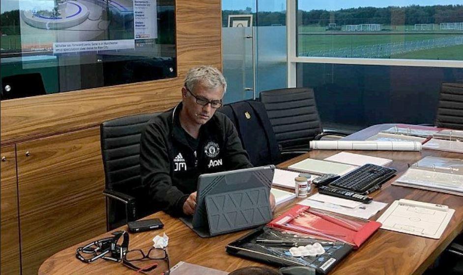 MU dọn sạch phòng làm việc Mourinho chỉ trong 5 phút