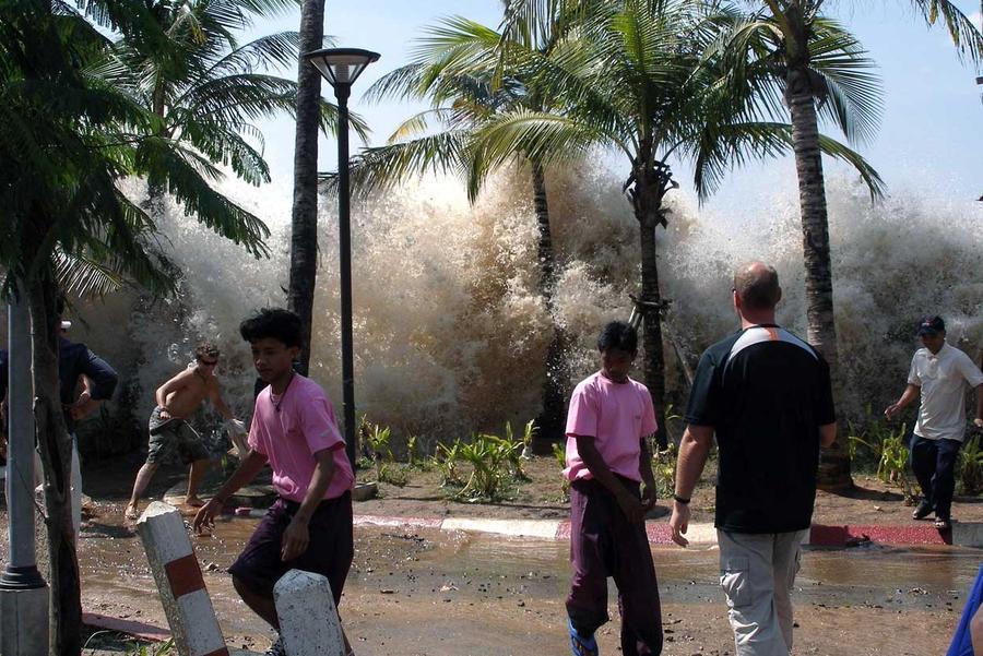 Ngày này năm xưa: Ám ảnh trận sóng thần tàn phá hàng loạt