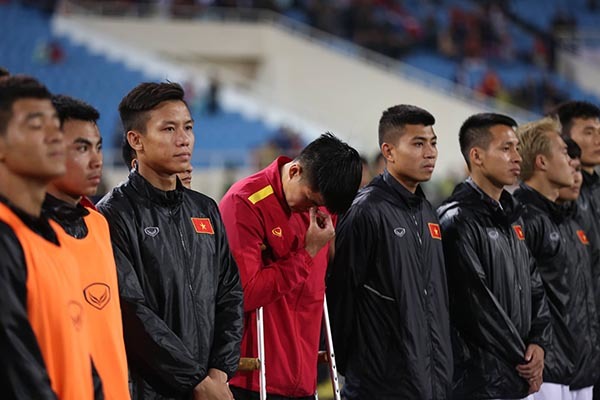 Lục Xuân Hưng chống nạng, bật khóc vì chia tay tuyển Việt Nam