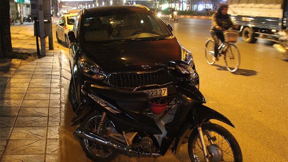 Tài xế đâm 3 xe rồi bỏ chạy, hai bà bầu nhập viện