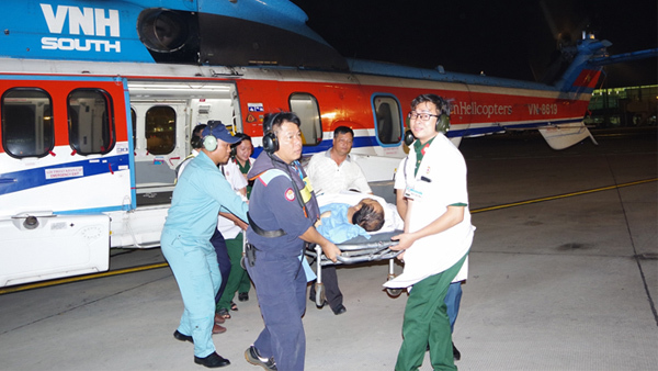 Trực thăng bay trong đêm đưa bệnh nhân từ Trường Sa về đất liền cứu chữa