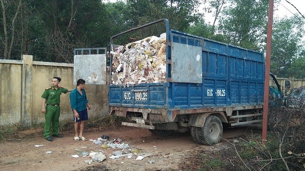 Xe tải nối đuôi từ Bình Dương sang Đồng Nai đổ trộm trăm tấn rác