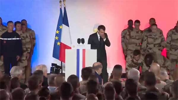 Lính Pháp ngất xỉu sau khi Tổng thống Macron phát biểu