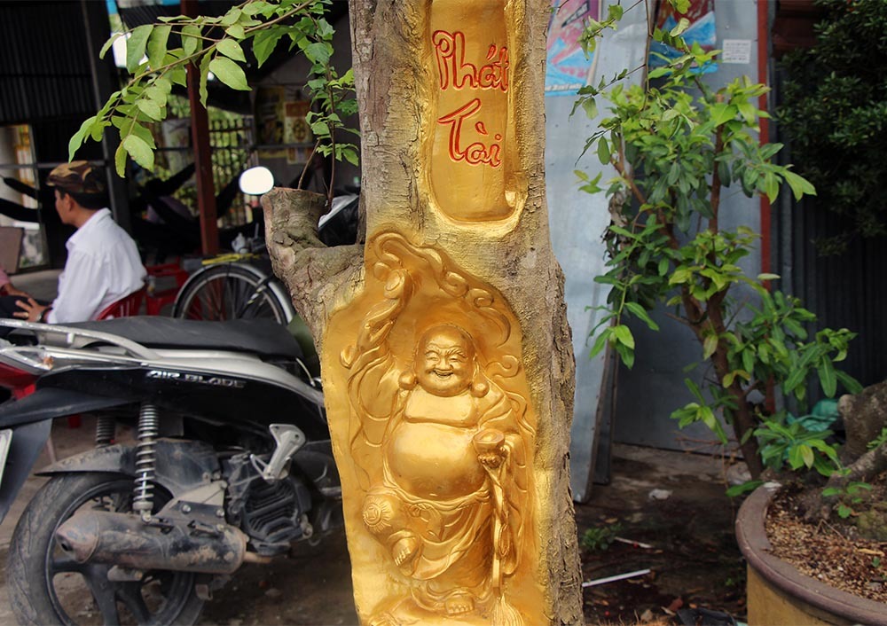 Chuyện lạ miền Tây: Quan Âm Bồ Tát cưỡi rồng vàng hiện hình trên cây khế(+video) Tuong-phat-di-lac-cuoi-rong-long-tranh-ho-dau-hien-hinh-tren-cay-khe-man-gia-18