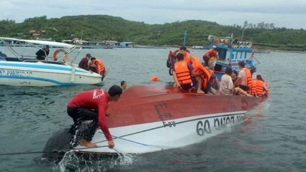 Tàu chở khách chìm trên vịnh Nha Trang, 2 người chết