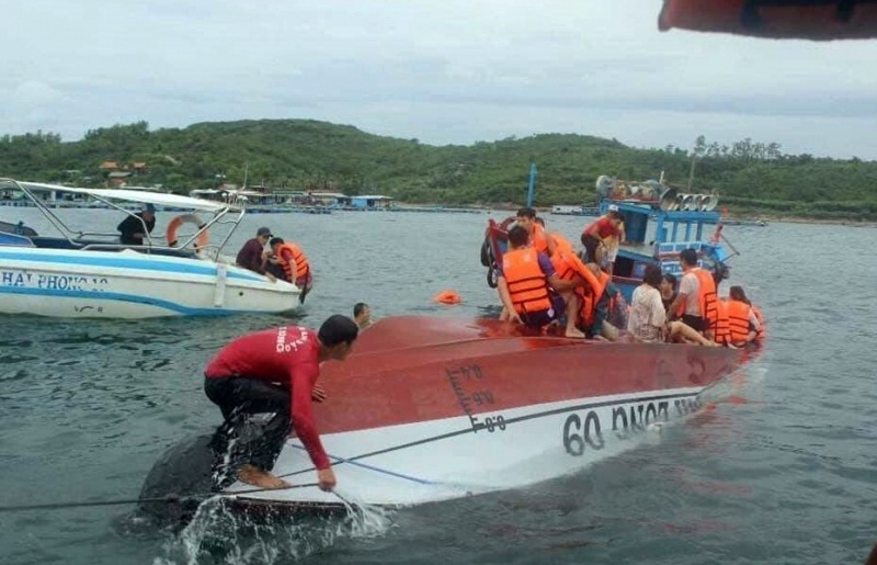 Tàu chở khách chìm trên vịnh Nha Trang, 2 người chết