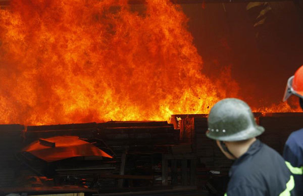 Công ty gỗ rộng hàng nghìn mét ở Bình Dương bốc cháy dữ dội
