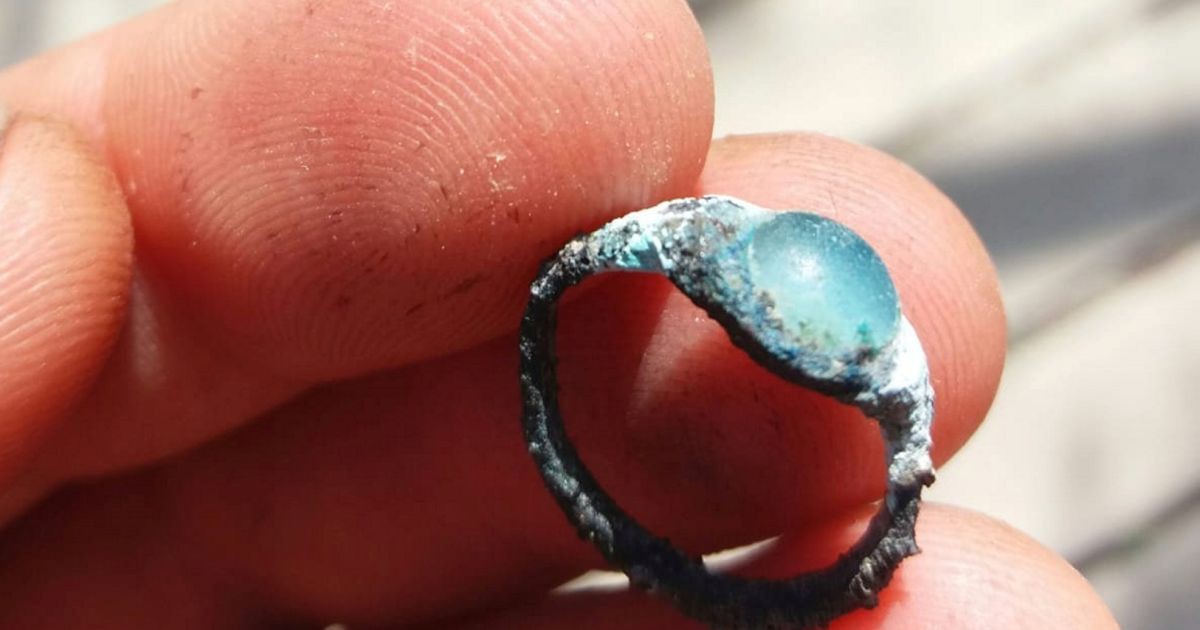 Đang đào đường, bất ngờ vớ chiếc nhẫn quý 2.000 năm tuổi